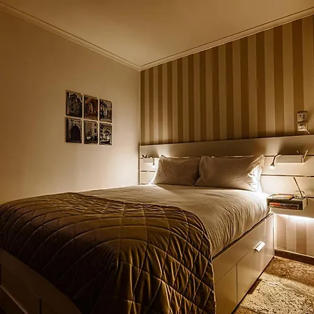 Porta Da Muralha De 1375 アパート *