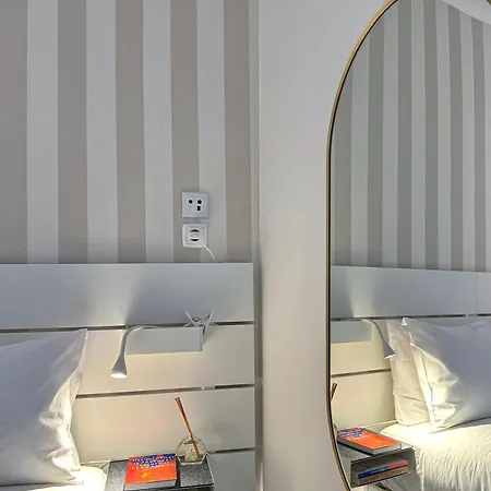 Porta Da Muralha De 1375 *